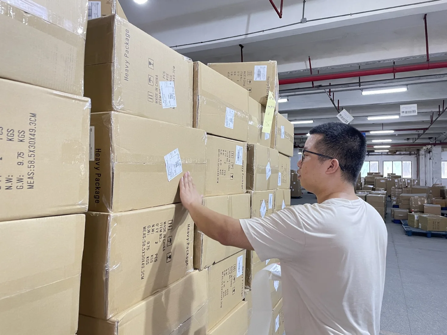 仓库为敏感货包裹贴标签