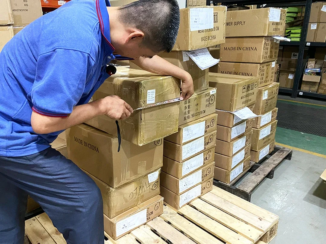 星球达集运仓库测量货物尺寸