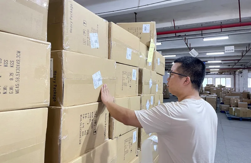 包裹贴标签和集运出货案例
